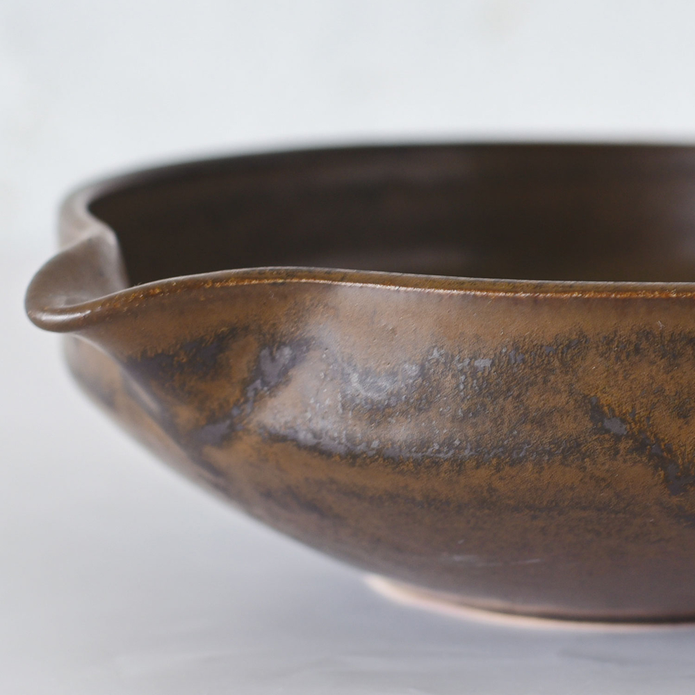 焼成の度合いや釉薬の性質上、色ムラや釉垂れ、質感に個体差が生じます。