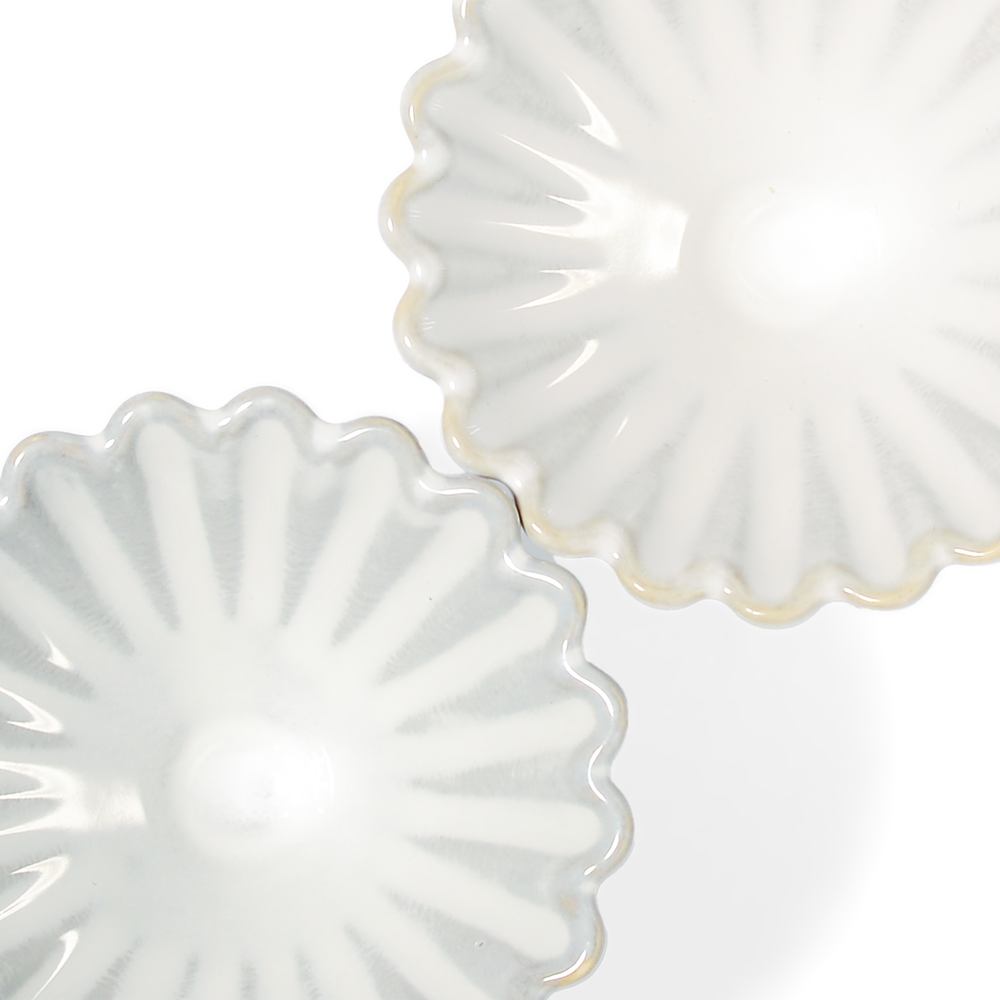 釉薬の特性で、グレー色が強く出る場合があります。