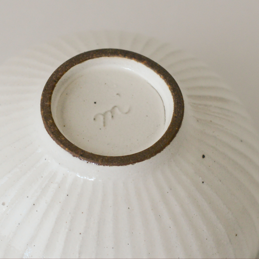 ※製法上、化粧の溜まった部分がヒビのように見える場合がございます。